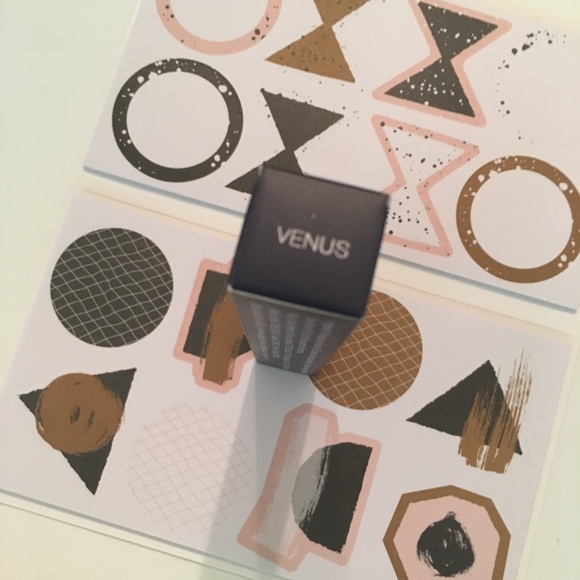 🆕 Luna By Luna Lip Gloss in Venus 💄 - Picture 3 of 4